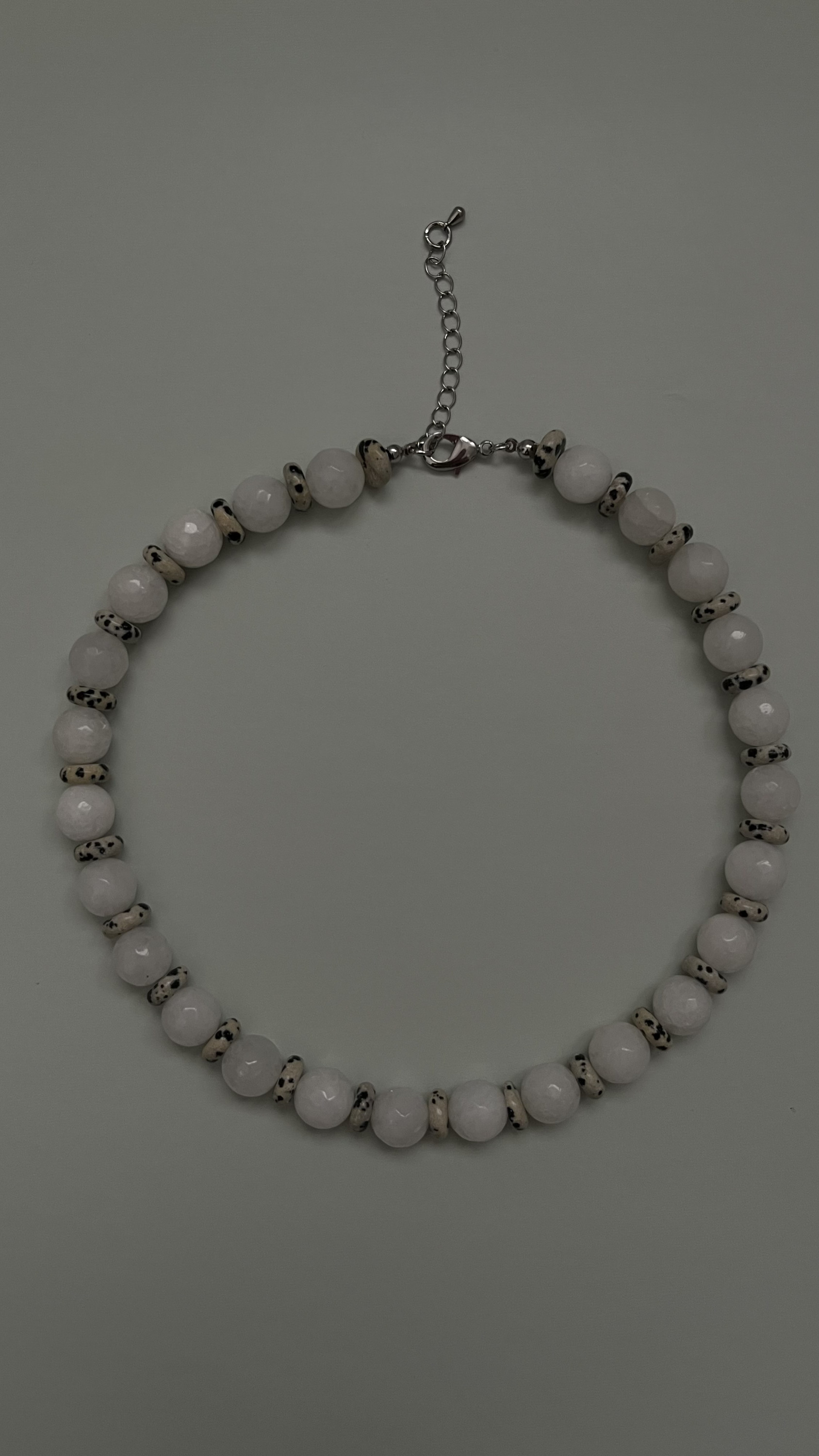 Колье светло серый агат и яшма