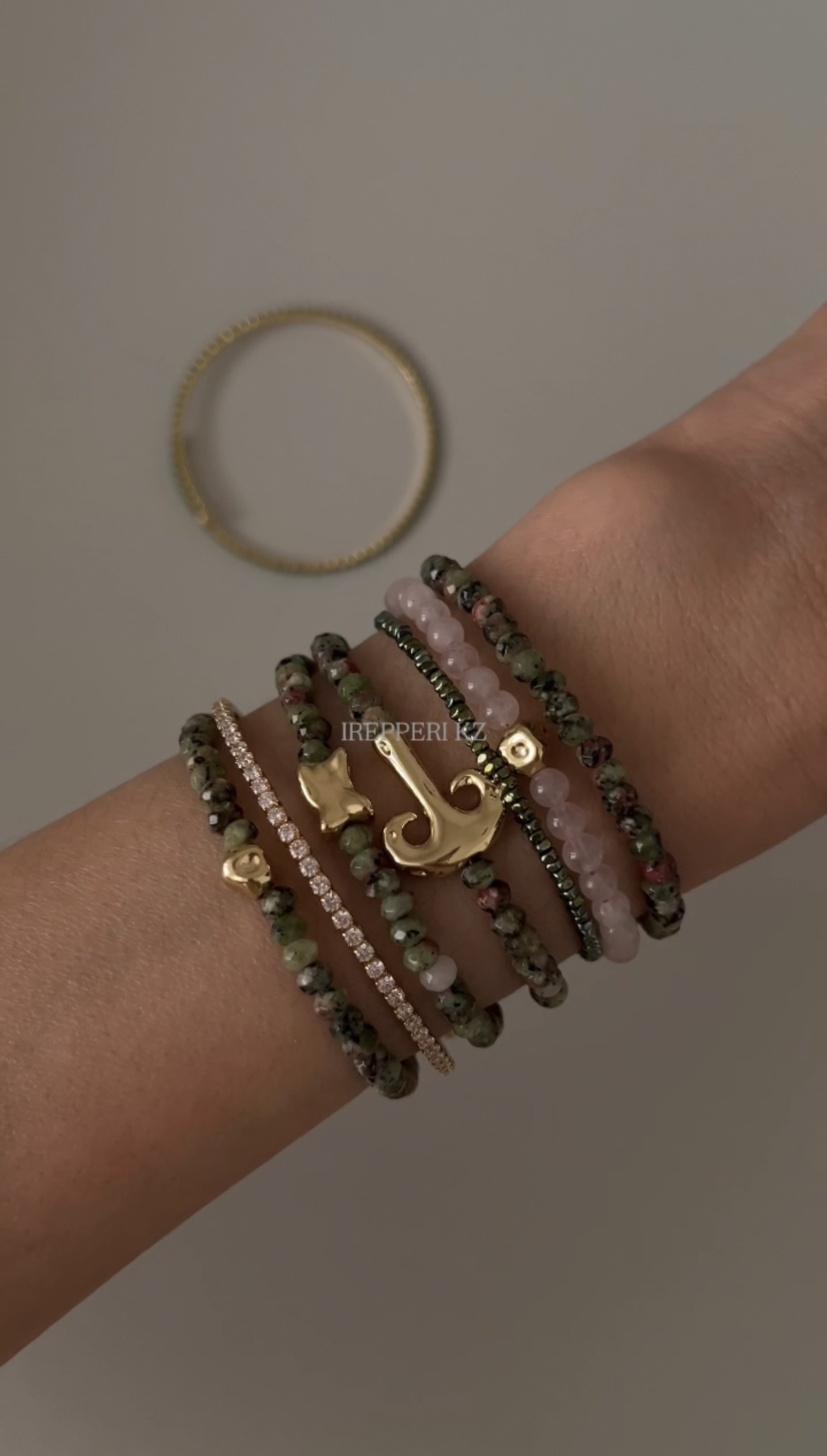 Розовый кварц с золотым слитком