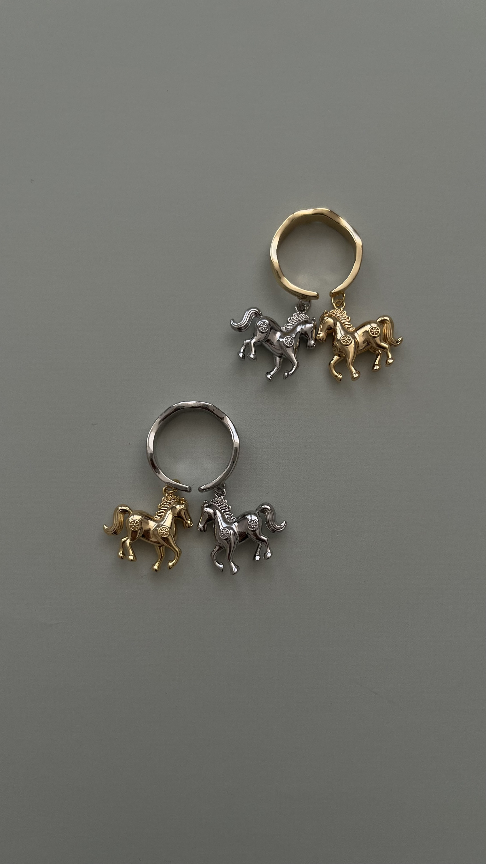 Кольцо биколор «лошадки» в серебре