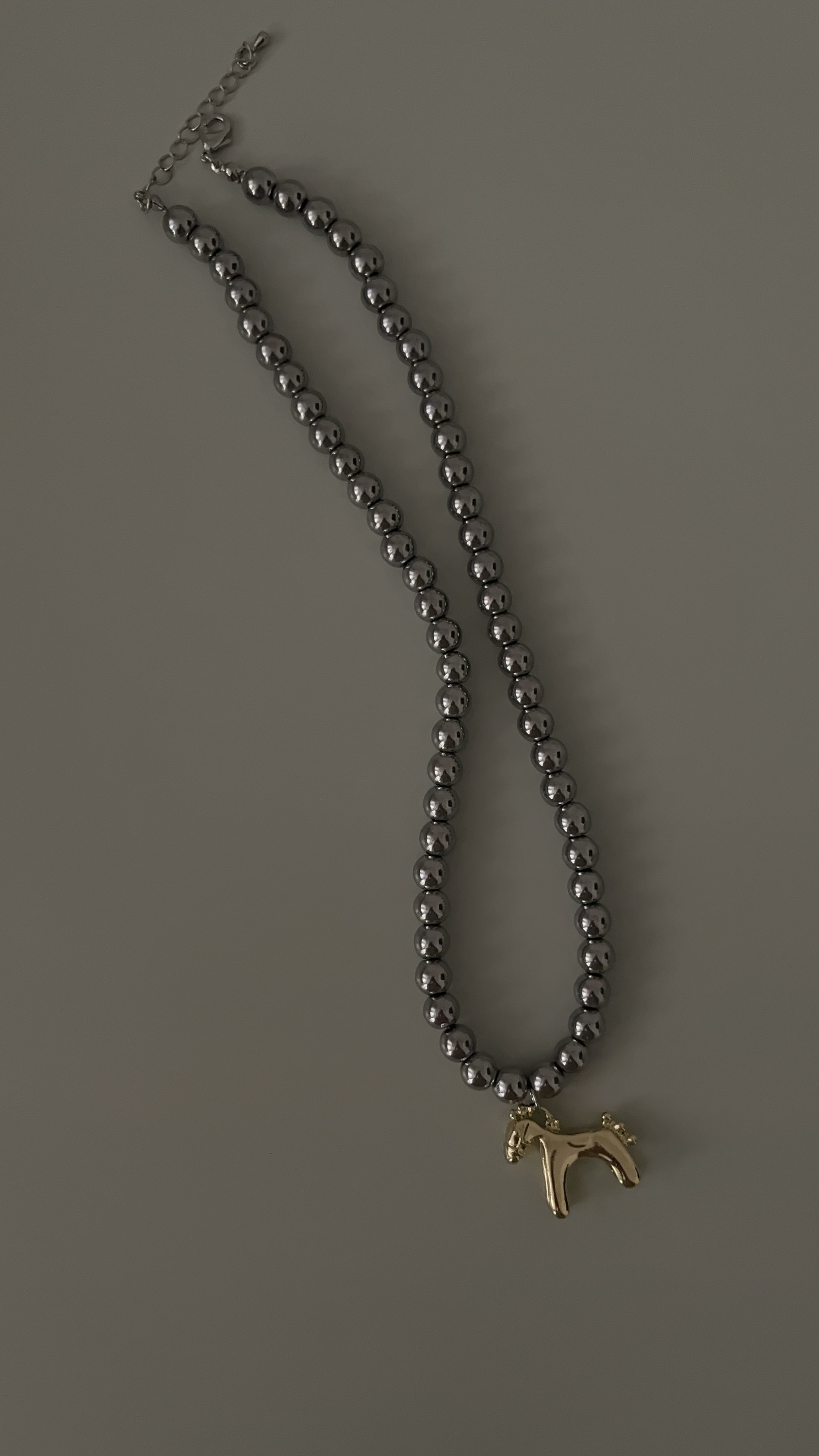 Колье гематит с золотой лошадкой