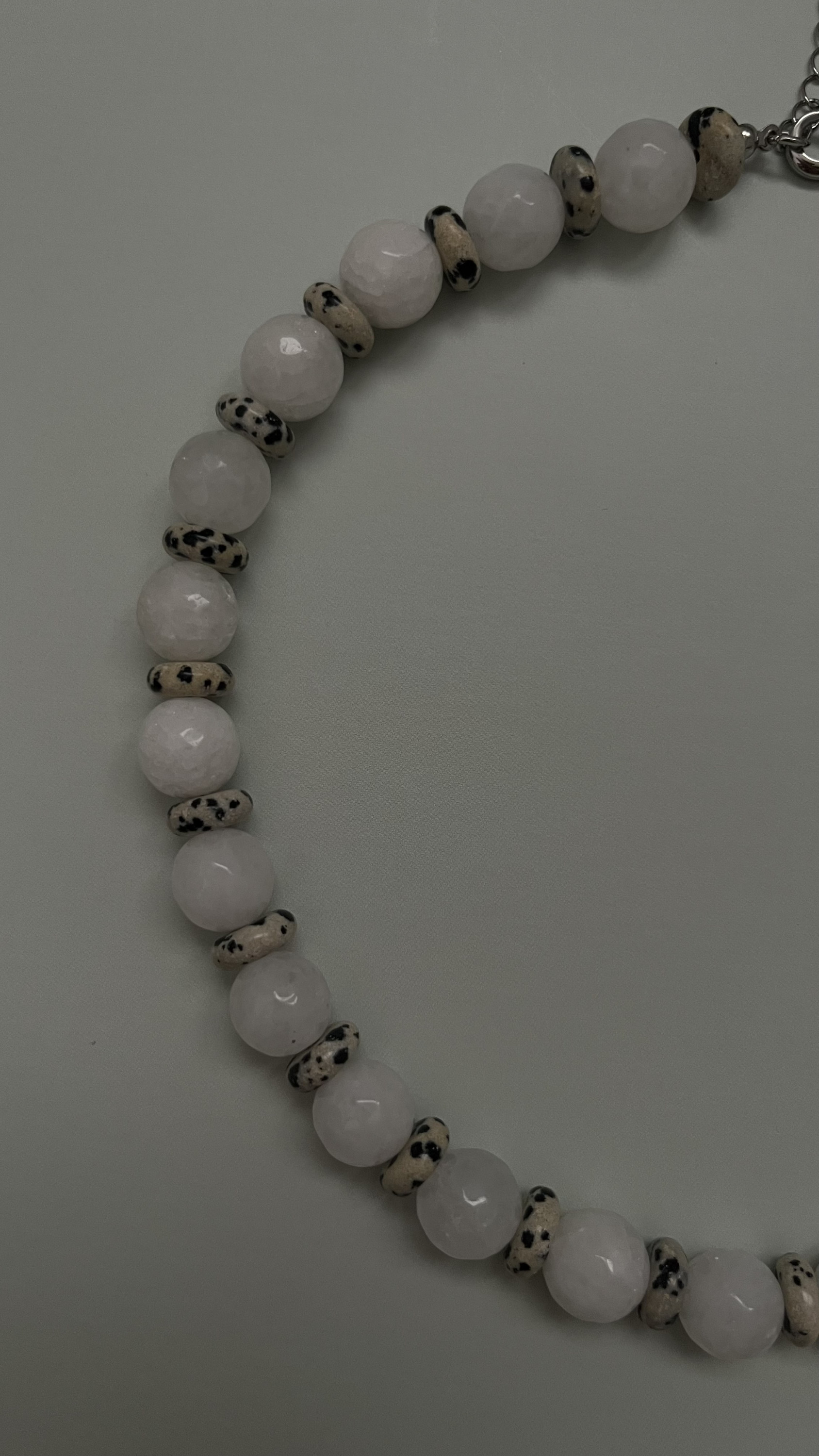 Колье светло серый агат и яшма