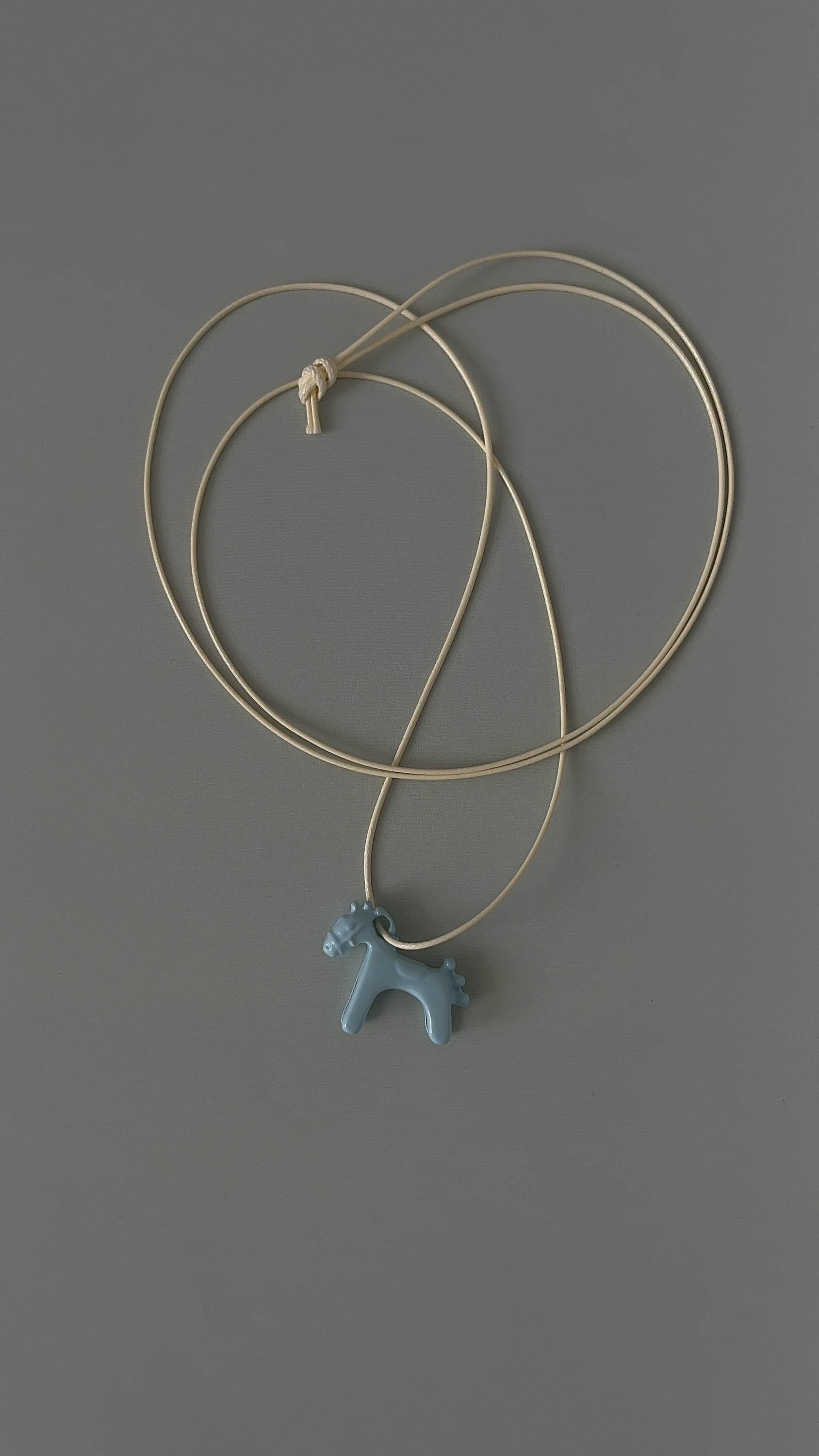 Подвеска лошадка на шнуре