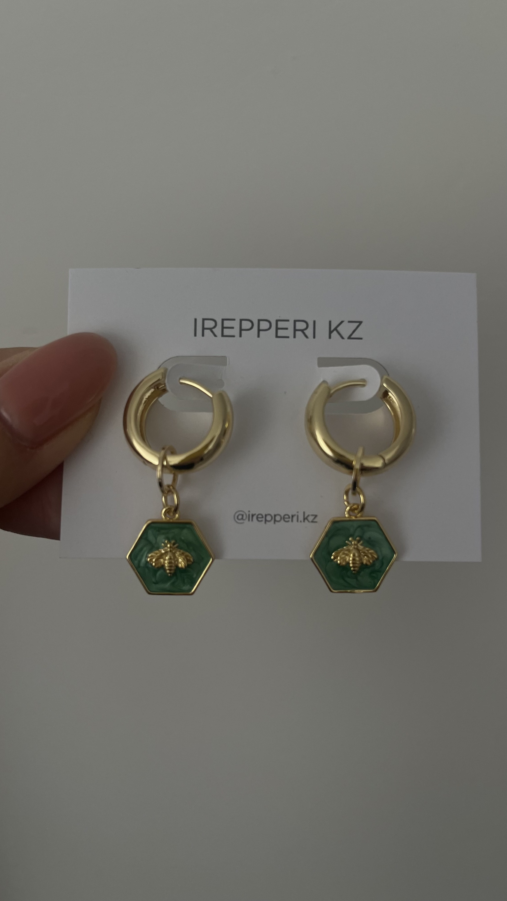 Серьги зеленые пчелы