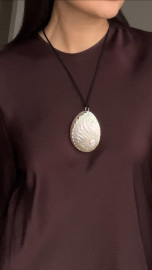 Ракушка крупная на замшевом шнуре