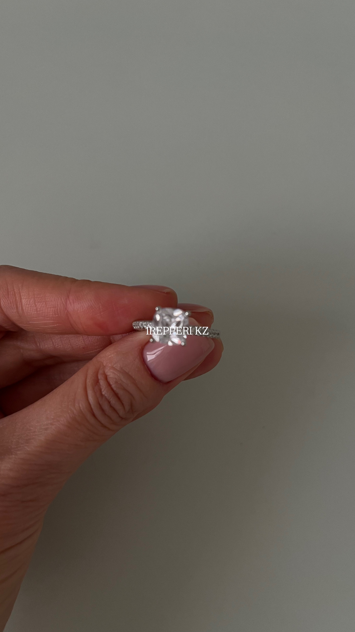 Кольцо с цирконом