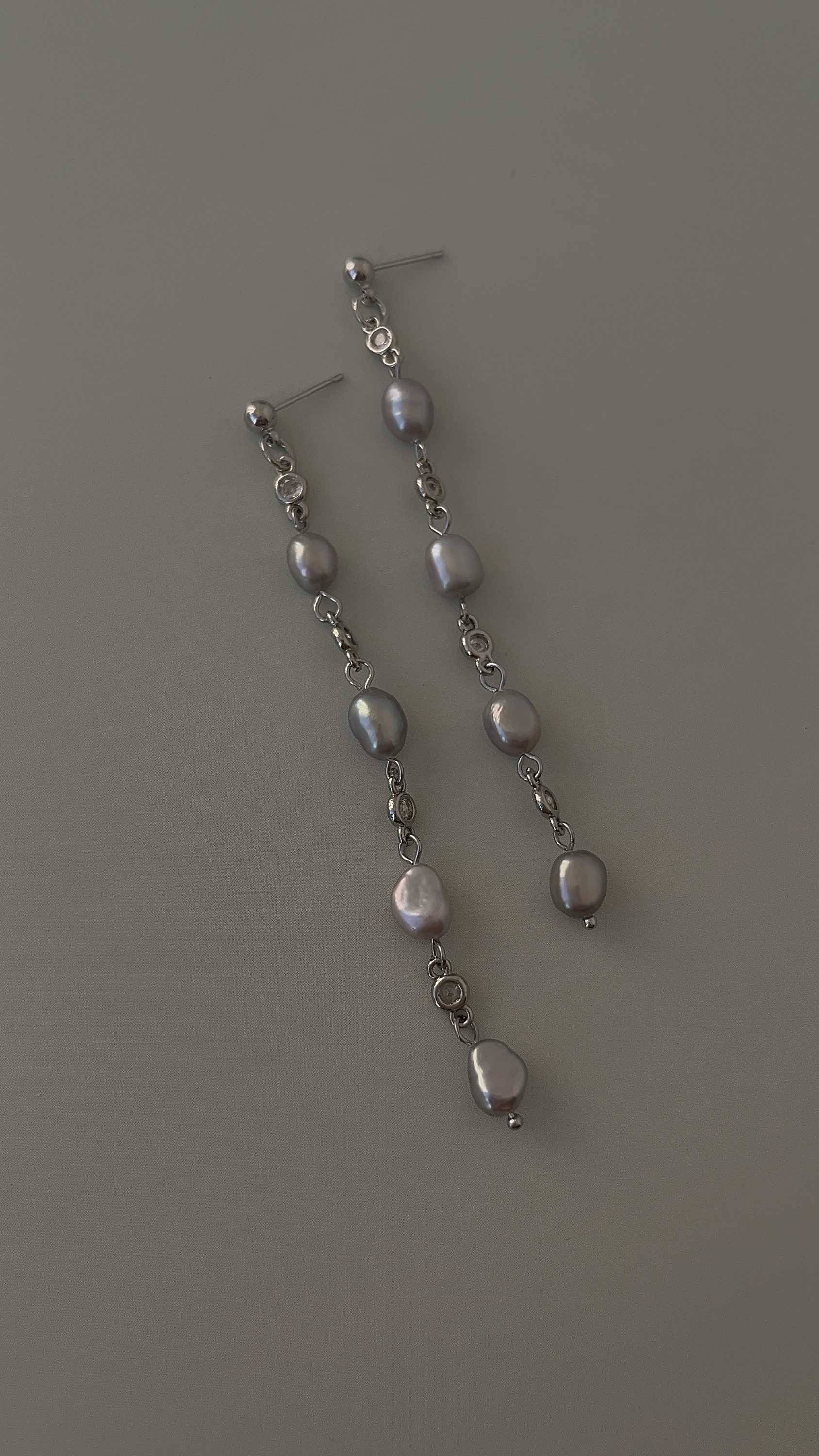 Серьги длинные (серый жемчуг)