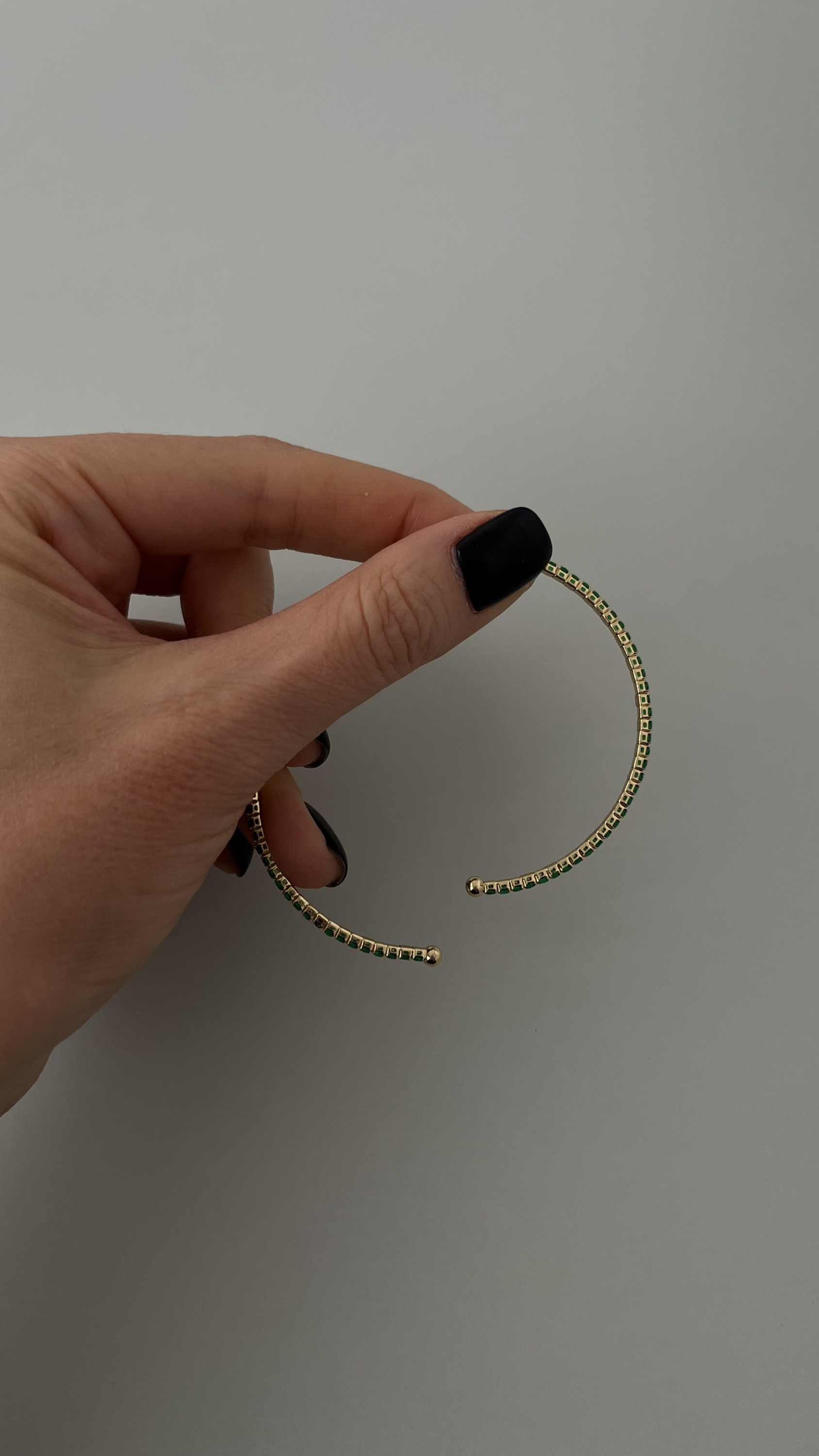 Браслет с зелеными цирконами