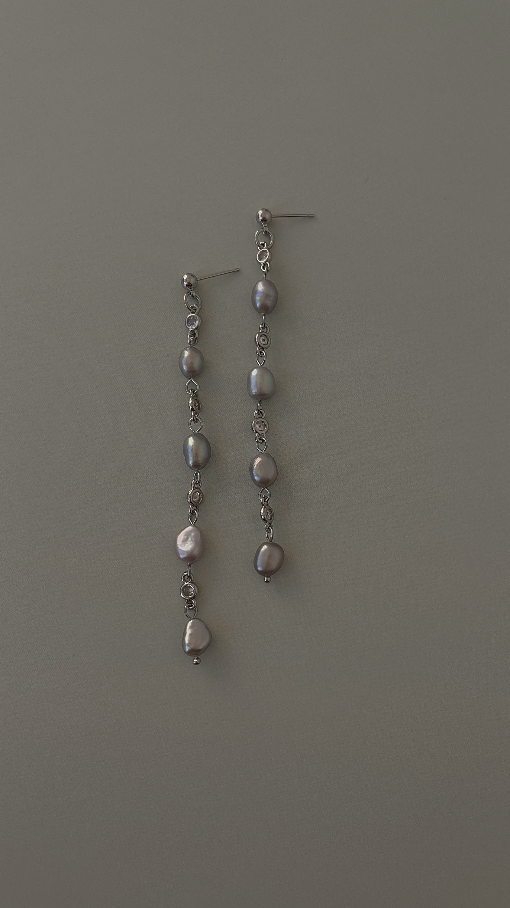 Серьги длинные (серый жемчуг)