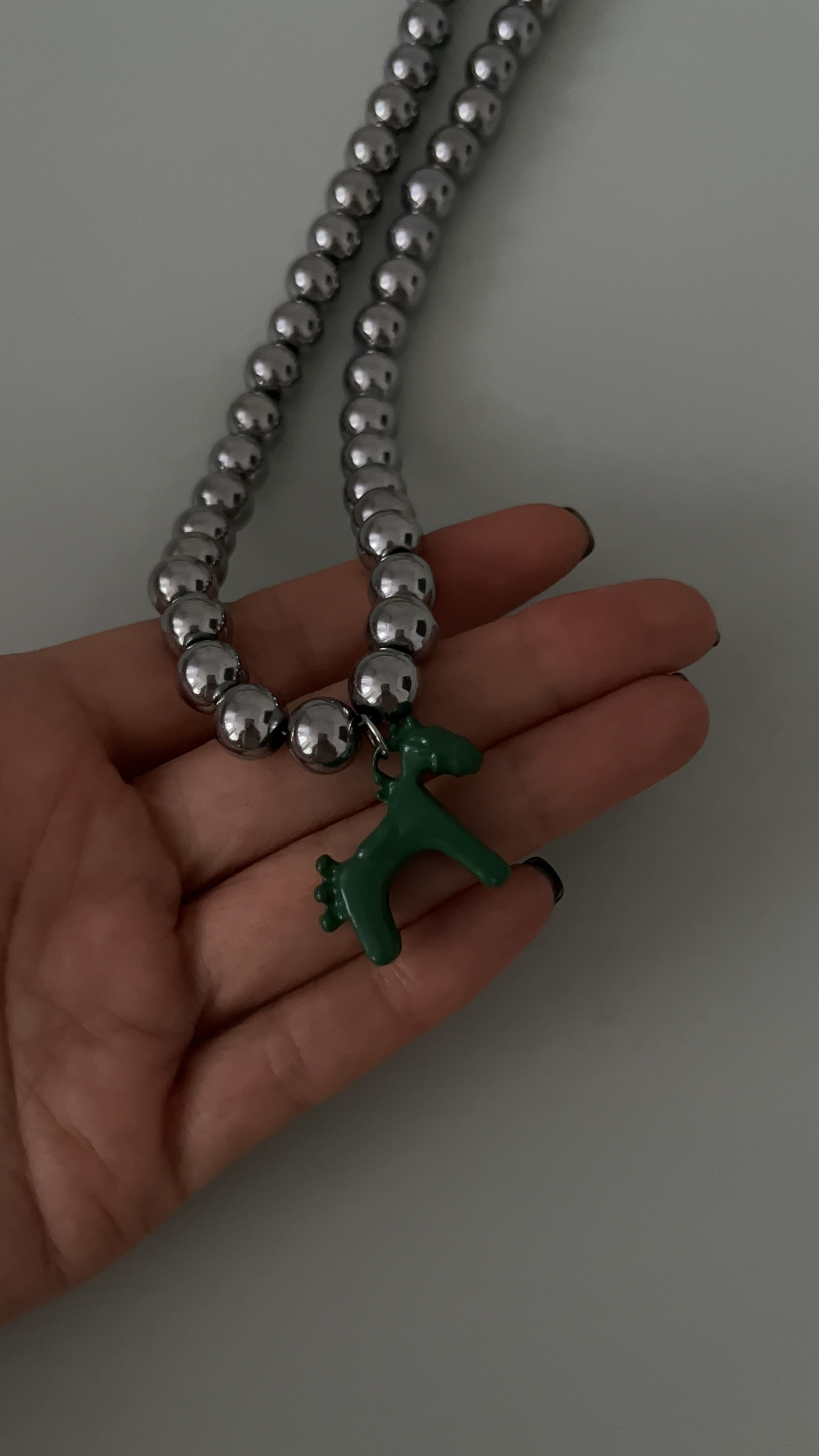 Колье гематит с зеленой лошадкой