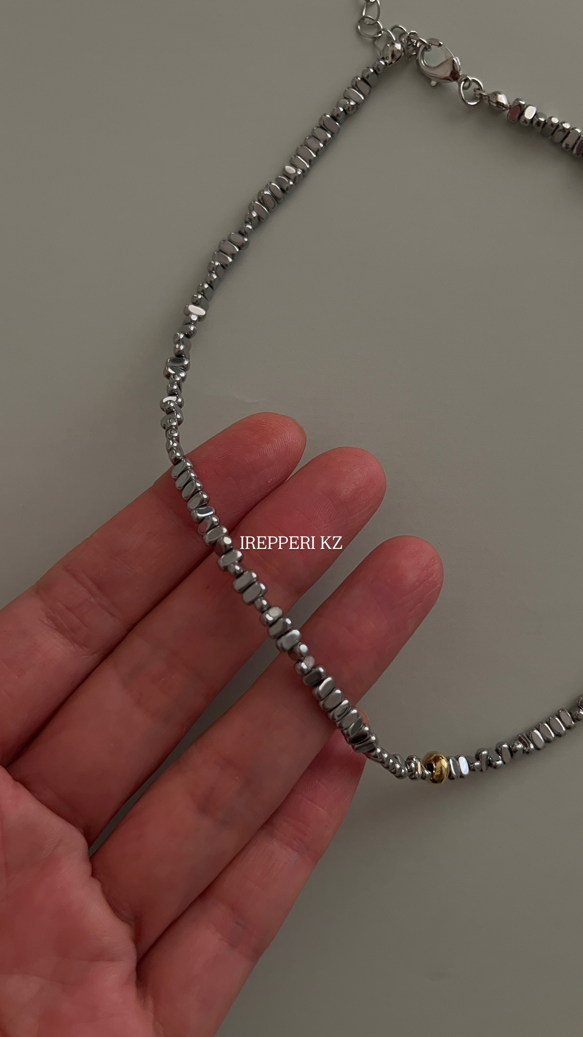 Чокер темный гематит с золотой вставкой