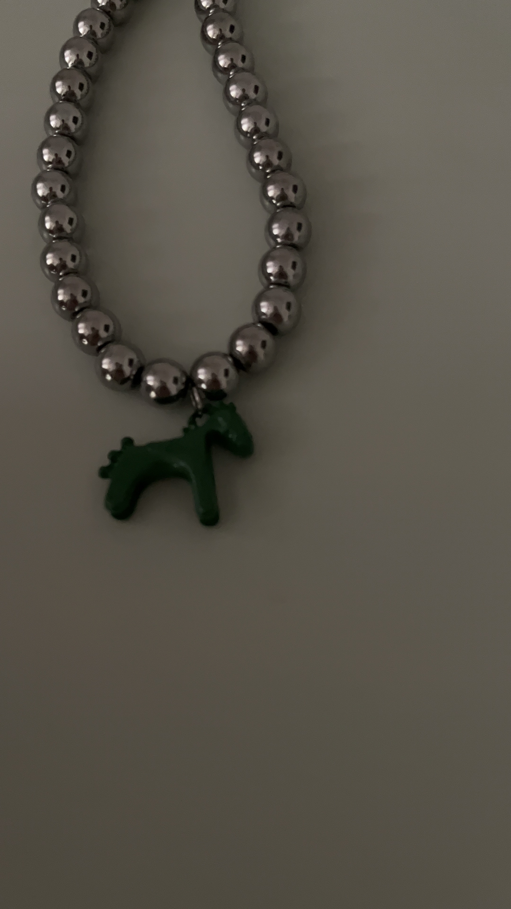 Колье гематит с зеленой лошадкой