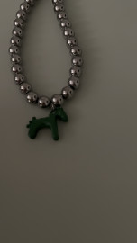 Колье гематит с зеленой лошадкой