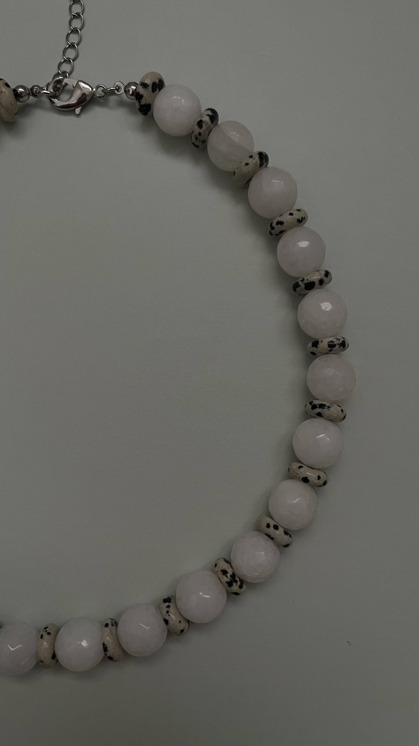 Колье светло серый агат и яшма