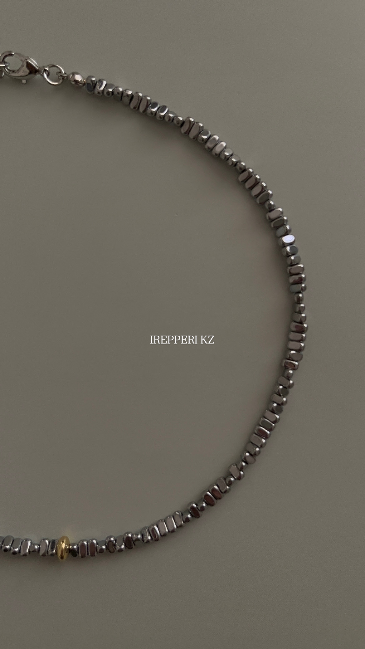 Чокер темный гематит с золотой вставкой