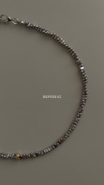 Чокер темный гематит с золотой вставкой