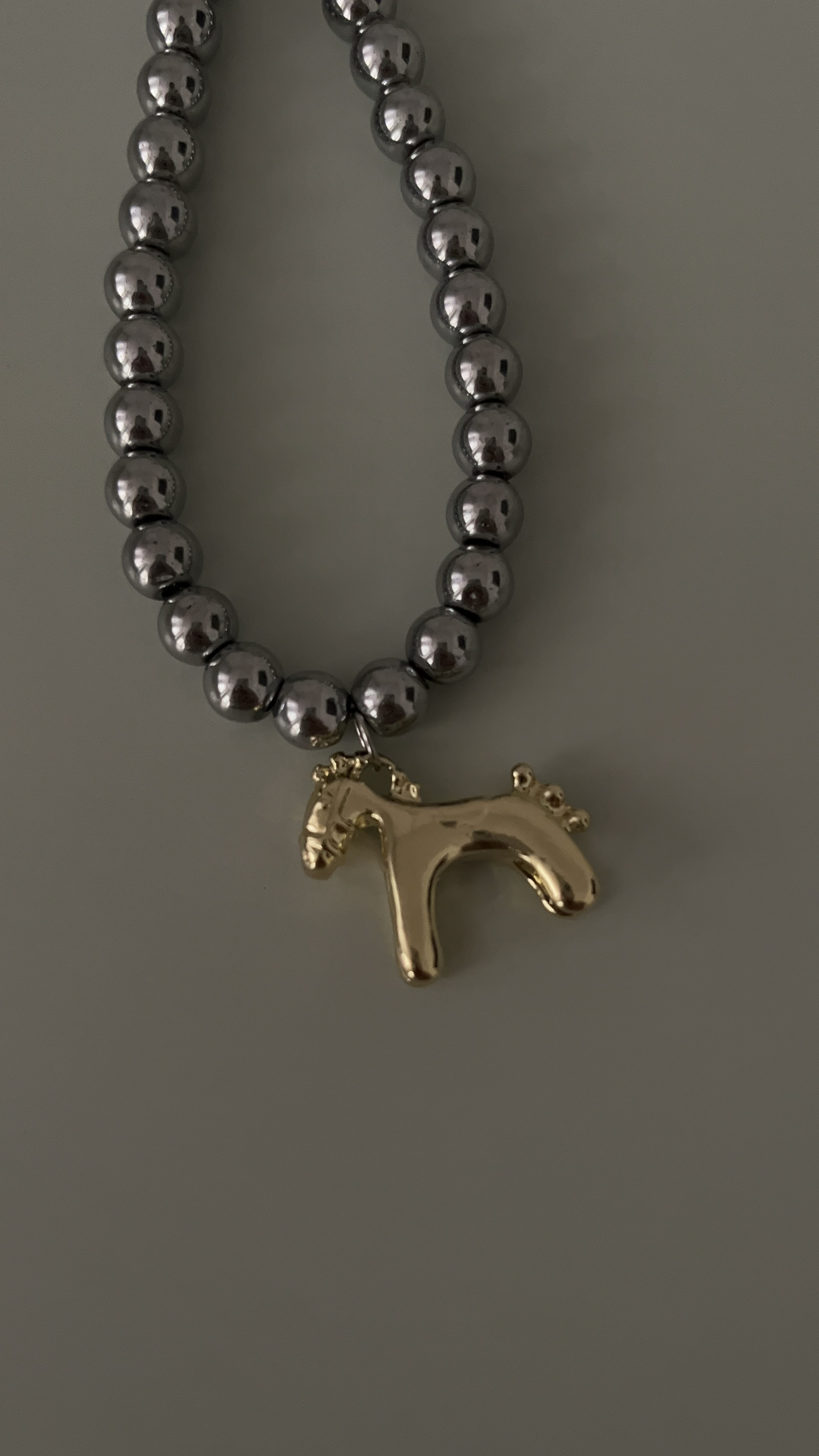 Колье гематит с золотой лошадкой