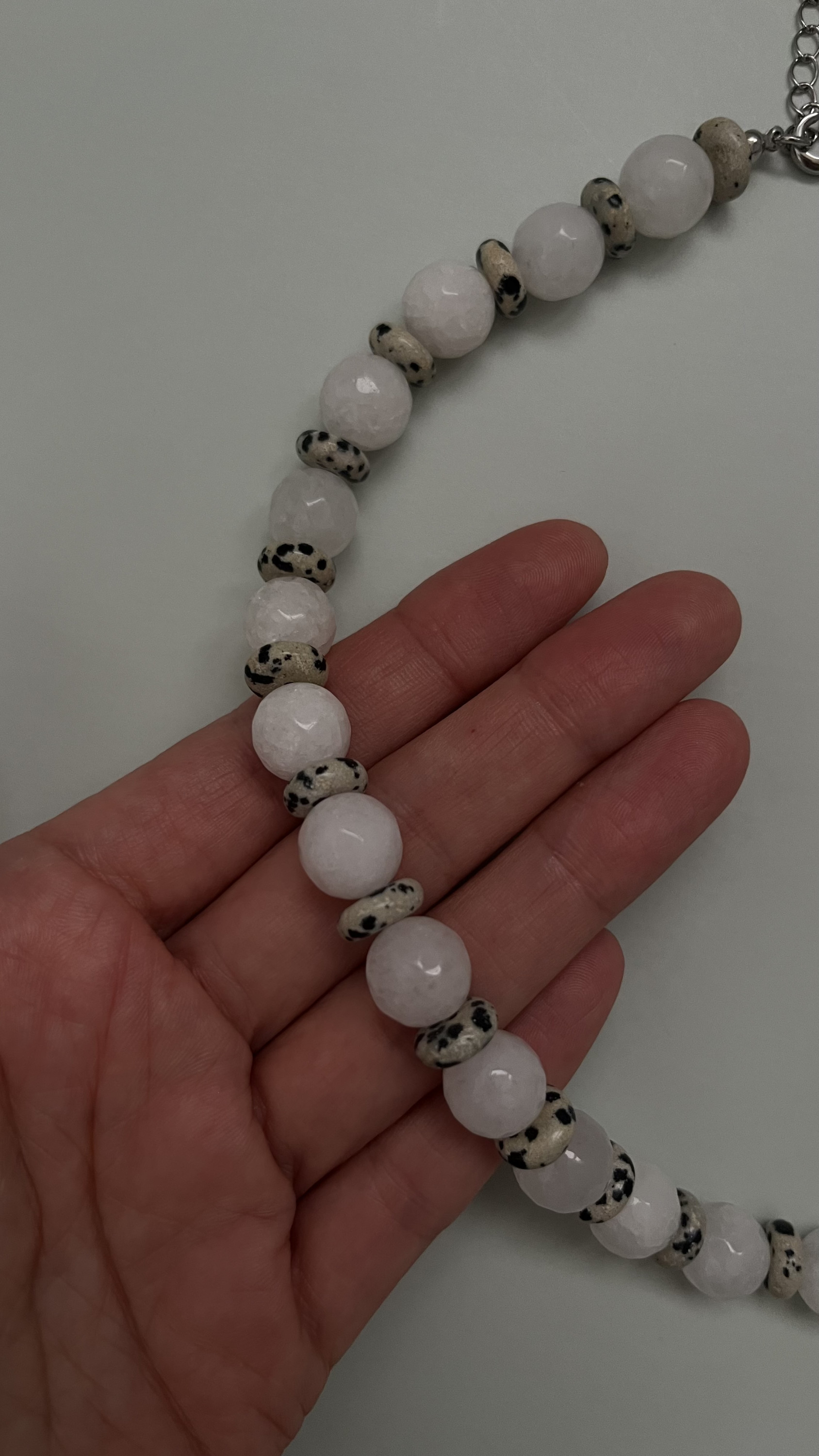 Колье светло серый агат и яшма