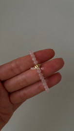 Розовый кварц с золотым слитком