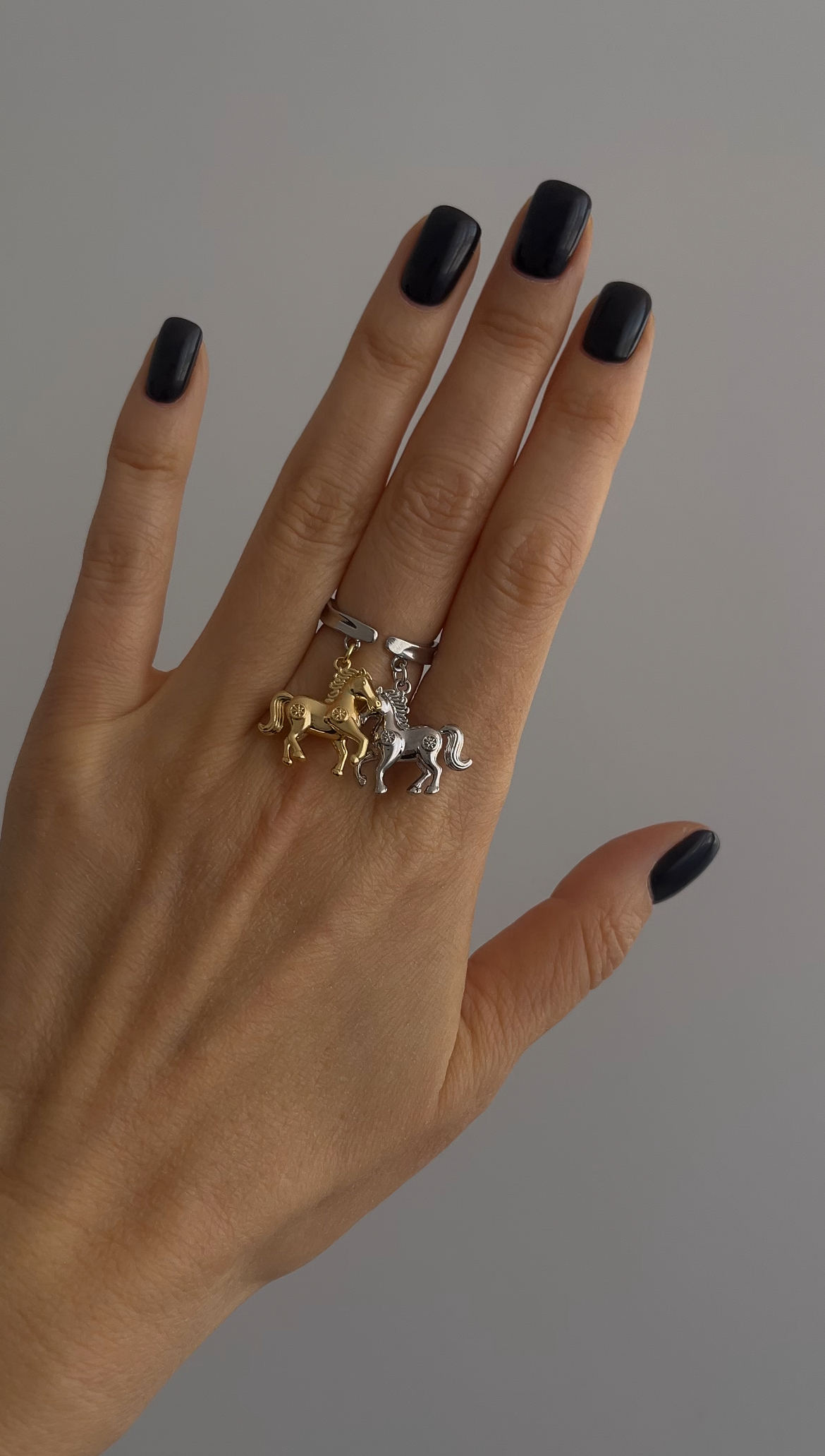 Кольцо биколор «лошадки» в серебре