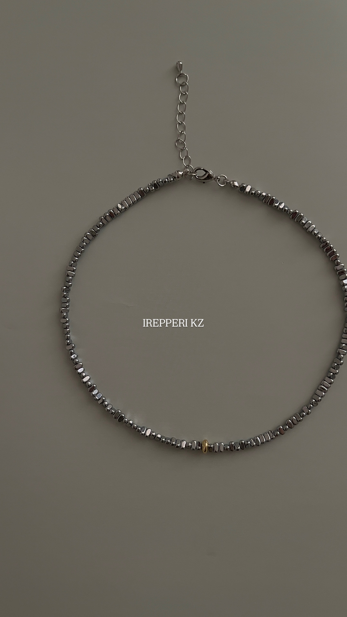 Чокер темный гематит с золотой вставкой