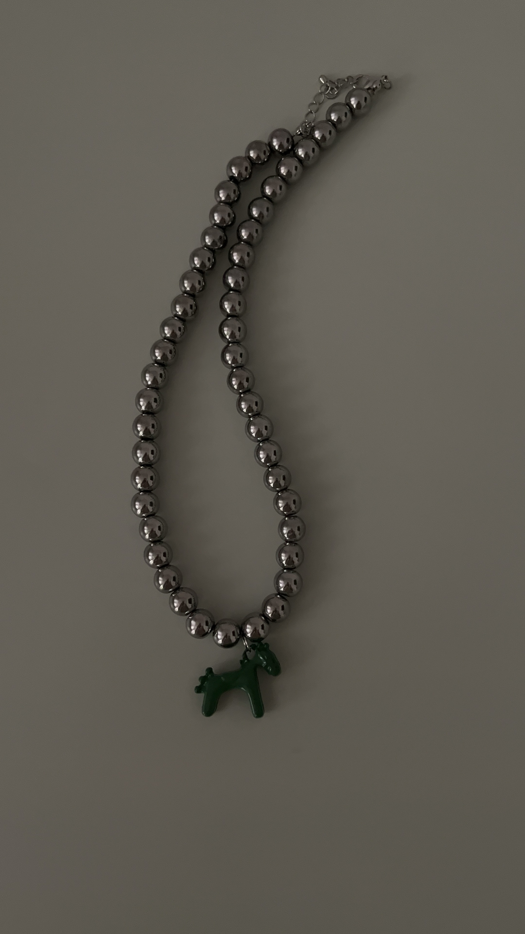 Колье гематит с зеленой лошадкой