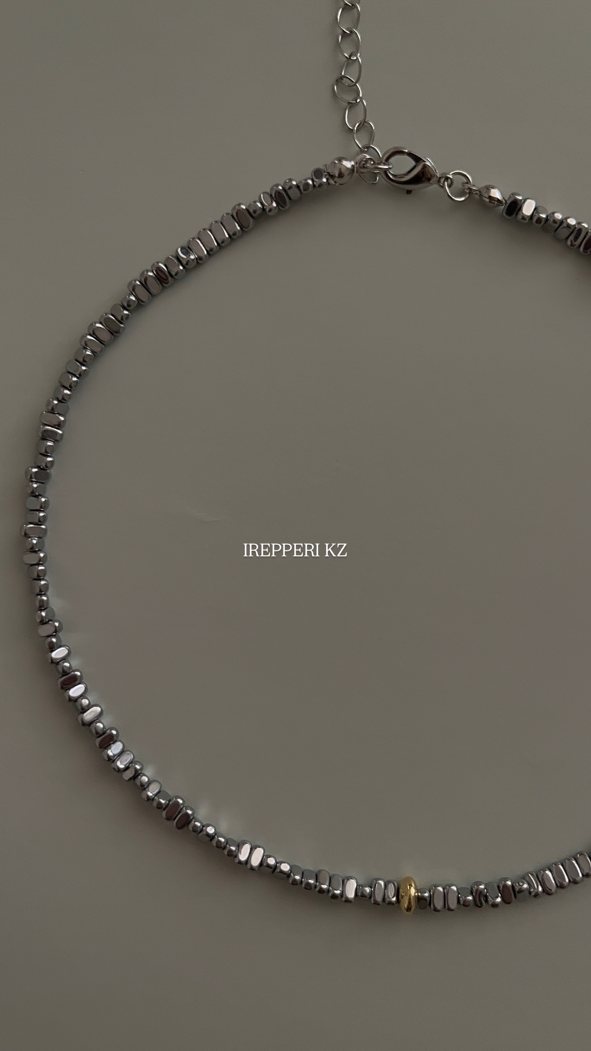 Чокер темный гематит с золотой вставкой