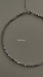 Чокер темный гематит с золотой вставкой